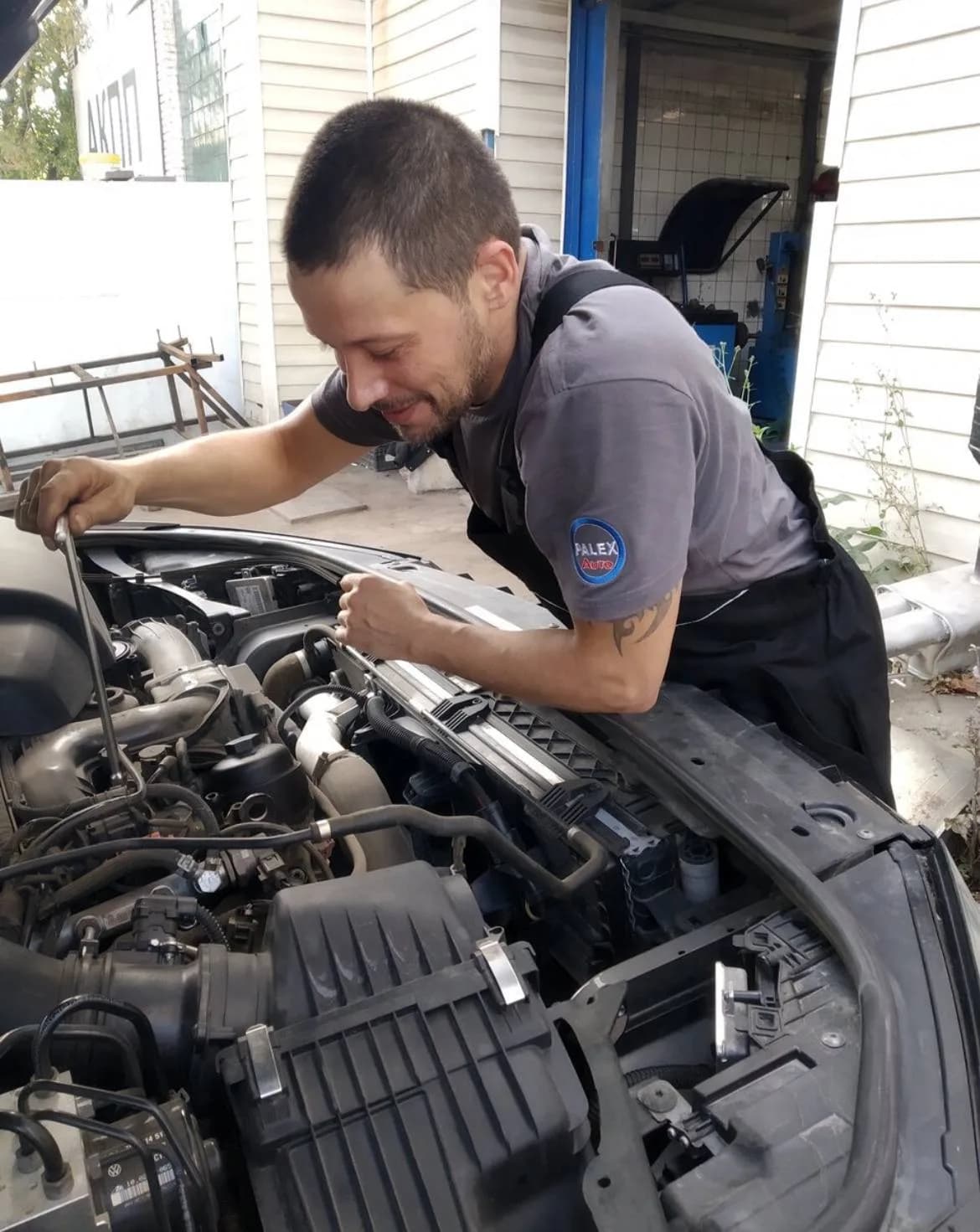 Мастер PALEX AUTO за ремонтом двигателя